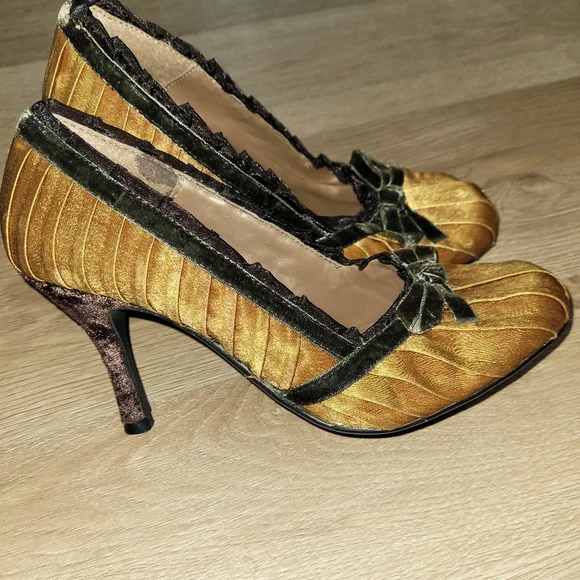 Gold satiny fabric pump - Picture 6 of 7